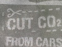 Cut CO2 from cars. Graffity in direkter Nachbarschaft zum europäischen Parlament.