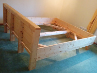 Rückansicht des fertig aufgebauten Bettgestells.
