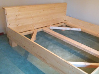 Vorderansicht des fertig aufgebauten Bettgestells.