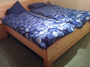 Das fertige Bett inklusive Matratzen und Bettdecken