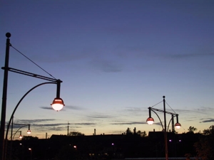 Sonnenuntergang an der blauen Brücke am Hauptbahnhof Freiburg.