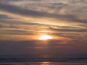 Sonnenuntergang am Atlantik bei Bordeaux, wo die Sonne ins Meer fällt.
